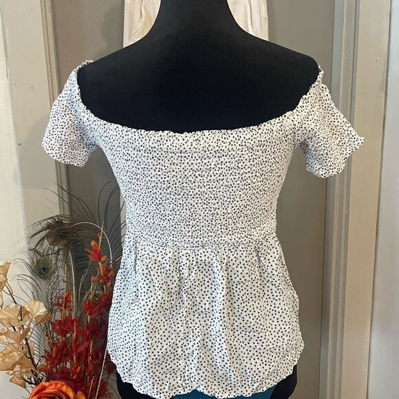 Old Navy smocked off shoulders top. Size small - Picture 3 of 4